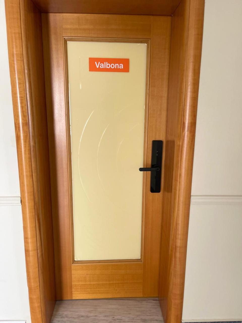 טיראנה Mandarine Hostel מראה חיצוני תמונה
